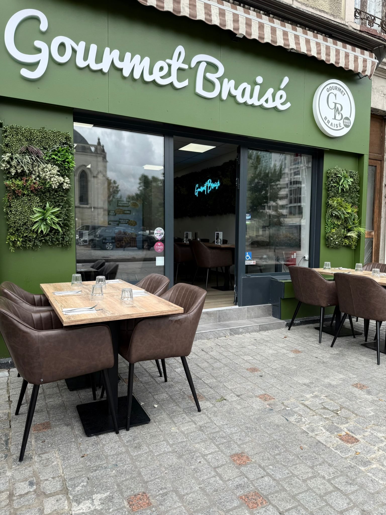Enseigne extérieure du restaurant Gourmet Braisé à Montluçon, réalisée par EZ COMM.