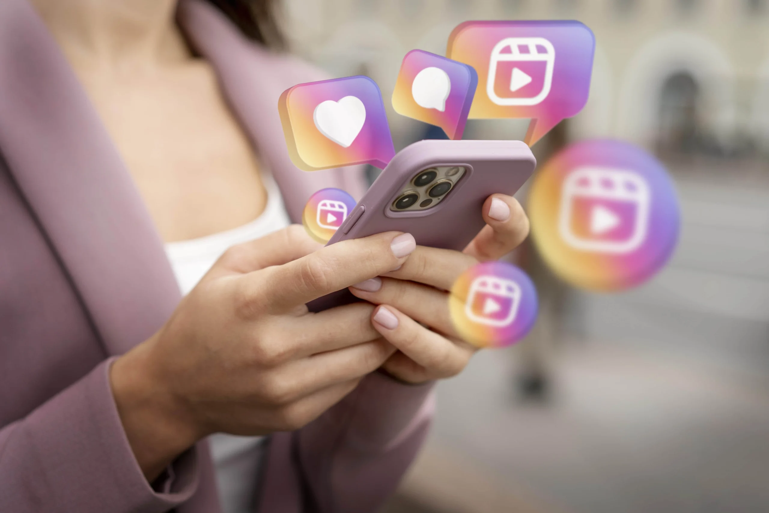 Personne utilisant un smartphone avec des icônes Instagram, illustrant la gestion des réseaux sociaux